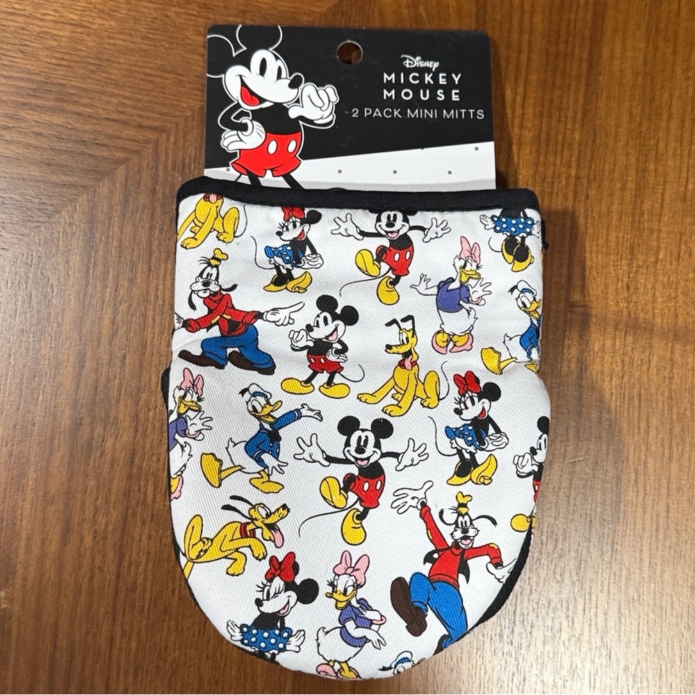 Disney Mickey Mouse & Friends 2-Pack Mini Oven Mitts Set - Picture 2 of 2